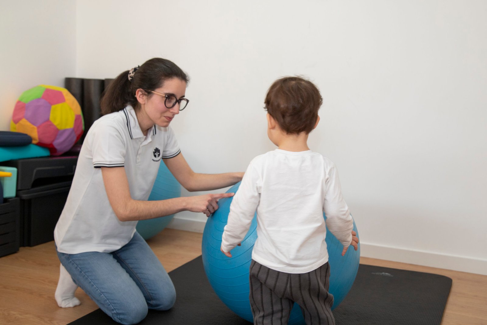 Sobre a Clínica Fisioterapeuta a acompanhar uma criança na sessão